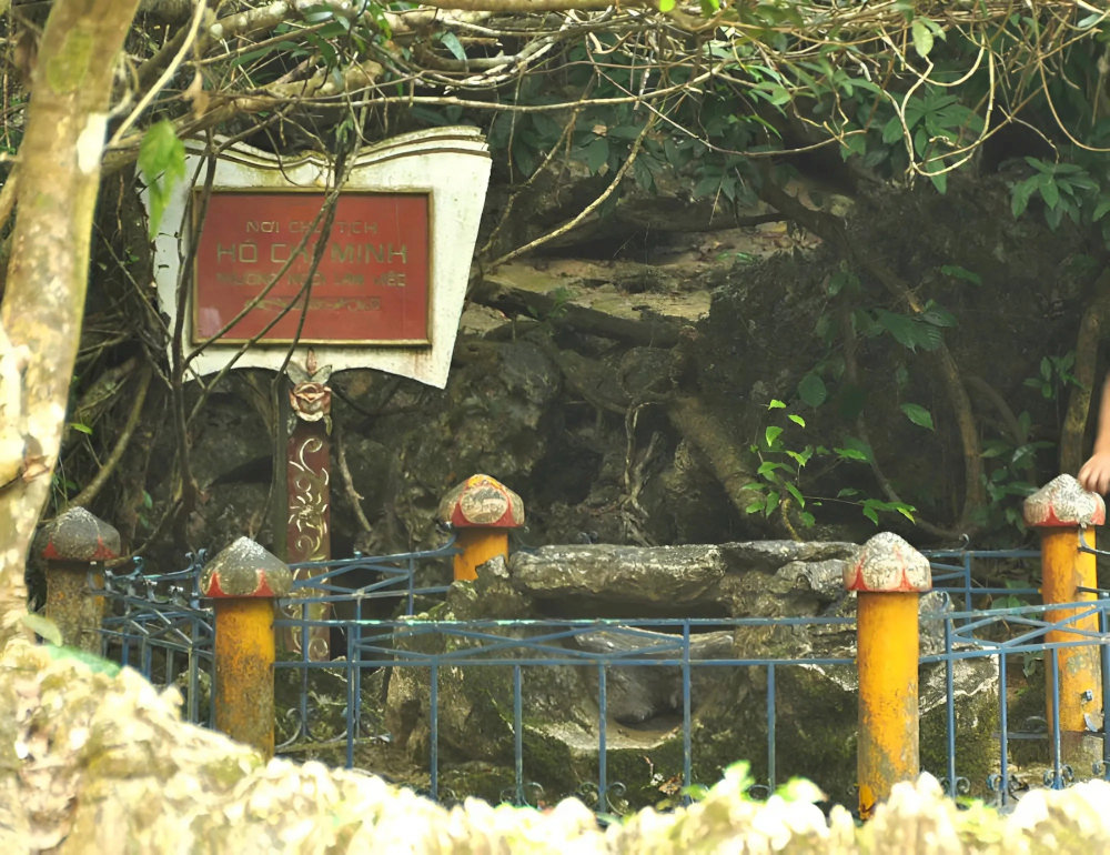 The stone table where Uncle Ho often worked by Lenin's stream